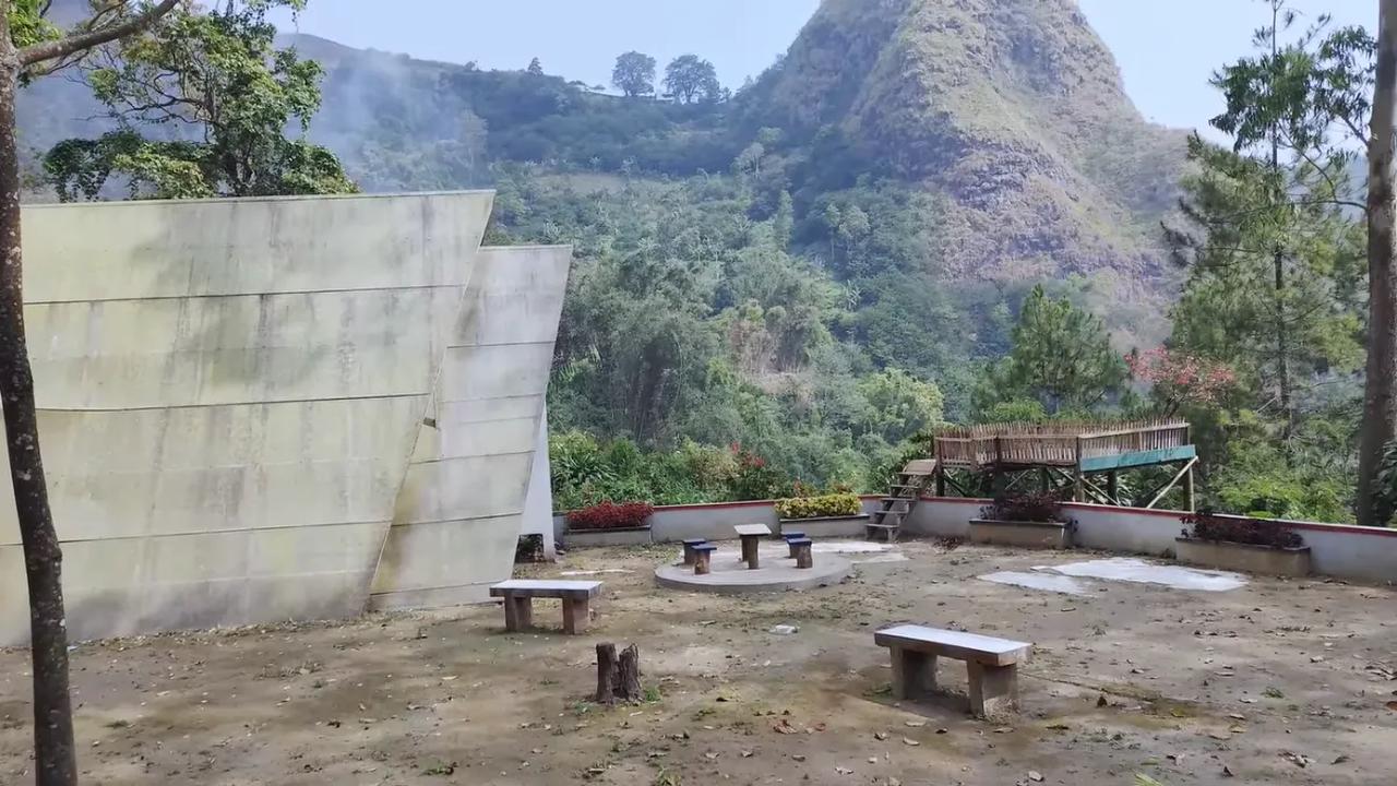 Melewati jalur <i>trekking </i>yang asyik