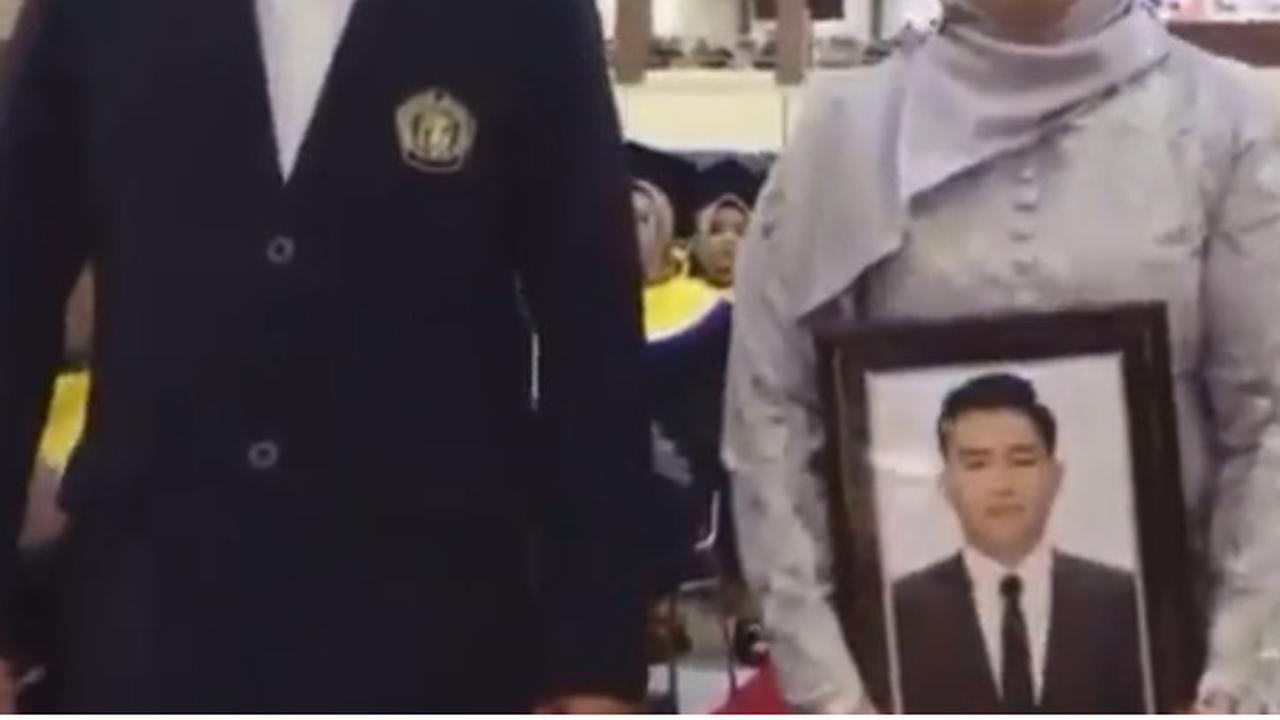 Viral Momen Seorang Ibu Gantikan Wisuda Anak yang Meninggal Dunia, Penuh Haru