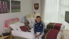 Seorang lelaki bernama Martin Bossi yang memiliki wajah mirip Lionel Messi tampil menghibur sebagai badut di situs Marca, Spanyol. Ia berhasil mengelabui para penonton video di dunia maya, dengan tingkah lucunya. (Marca)