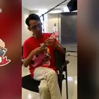 Simak video Kiswinar dengan ukulelenya ketika berkunjung ke kantor bintang.com