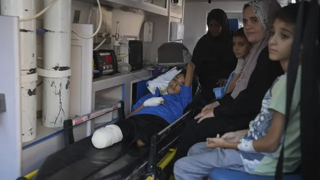Anak-anak yang sakit di Gaza berpamitan untuk ikut evakuasi medis pertama ke Mesir, Kamis (27/6/2024). (AP)