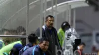Manager Persib Bandung, Umuh Muchtar saat menemani timnya melawan PS TNI pada lanjutan Liga 1 2017 di Stadion Pakansari, Bogor, Sabtu (22/4/2017). PS TNI bermain imbang 2-2. (Bola.com/Nicklas Hanoatubun)