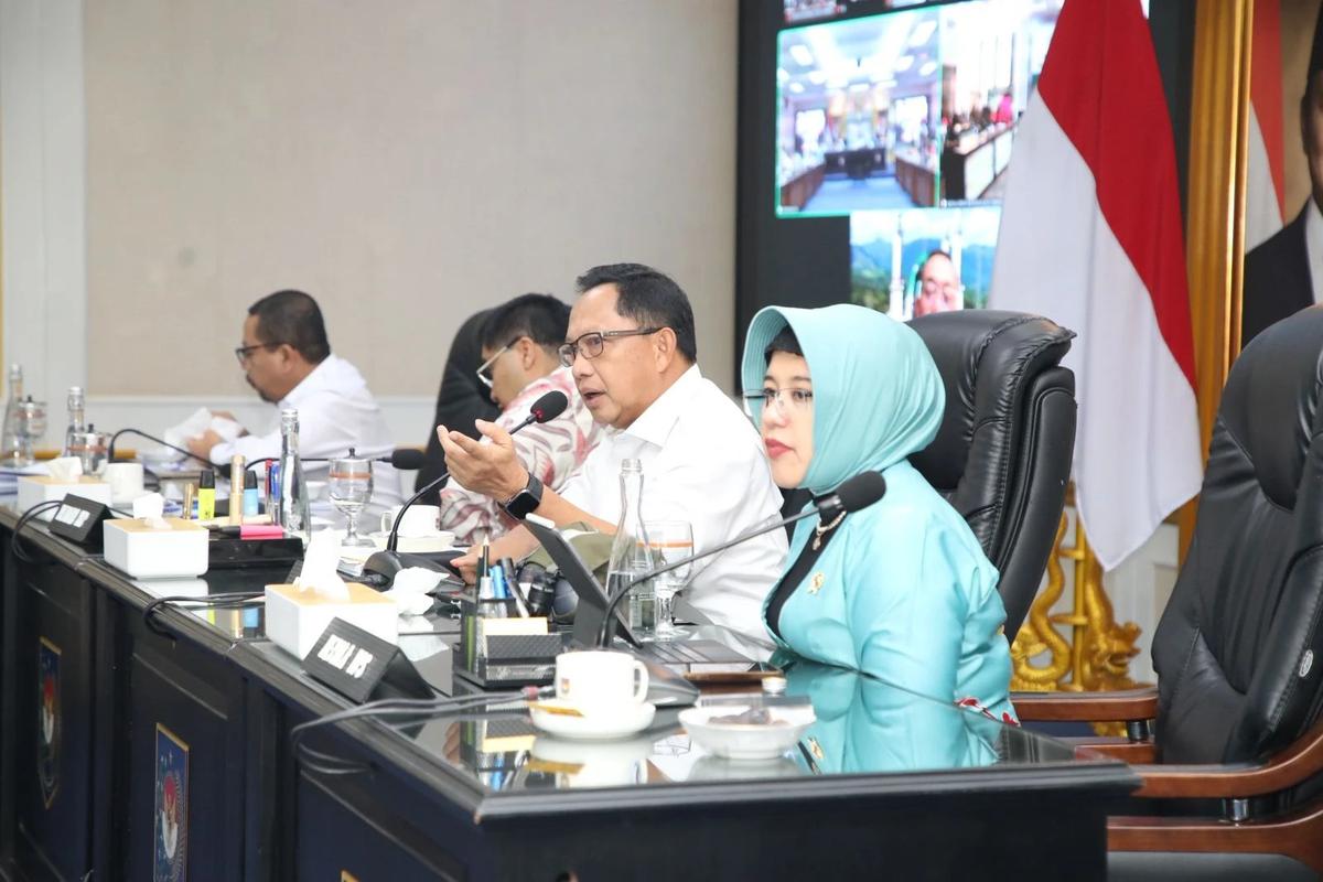 Mendagri Tito Karnavian saat memimpin Rapat Koordinasi Persiapan dan Laporan Pembangunan Huntap