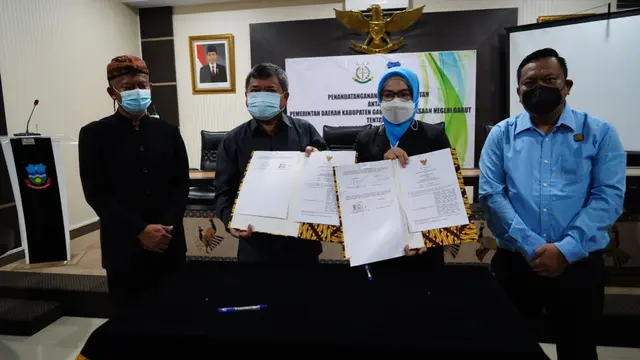 Bupati Garut Rudy Gunawan bersama Kajari Garut Neva Sari Susanti menujukan dokumen MoU pendampingan hukum kedua belah pihak di Aula Setda Garut, Jawa Barat.
