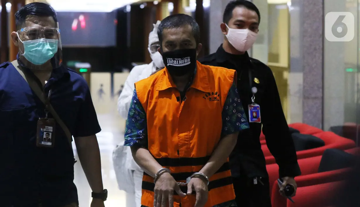 Kepala Bidang Pengadaan dan Pengembangan BKD Kab Subang (2012 -2016), Heri Tantan Sumaryana (kanan) digiring petugas usai menjalani pemeriksaan, di Gedung KPK Merah Putih, Jakarta, Kamis (10/9/2020). KPK menahan Heri Tantan Sumaryana terkait kasus dugaan gratifikasi. (Liputan6.comHelmi Fithriansyah)
