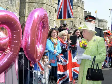 Ratu Inggris Elizabeth II berjalan menyapa warga saat merayakan ulang tahunnya yang ke-90  di kawasan Istana Windsor, Berkshire, Inggris (21/4/2016). (AFP PHOTO/John Stillwell)