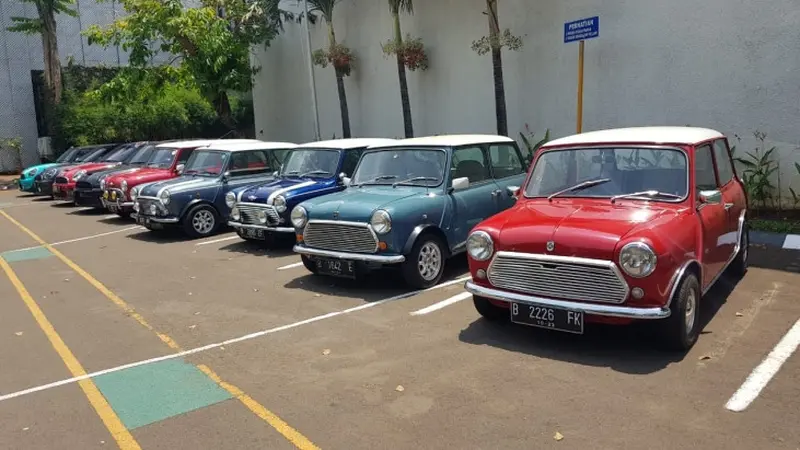 Deretan MINI Cooper klasik.