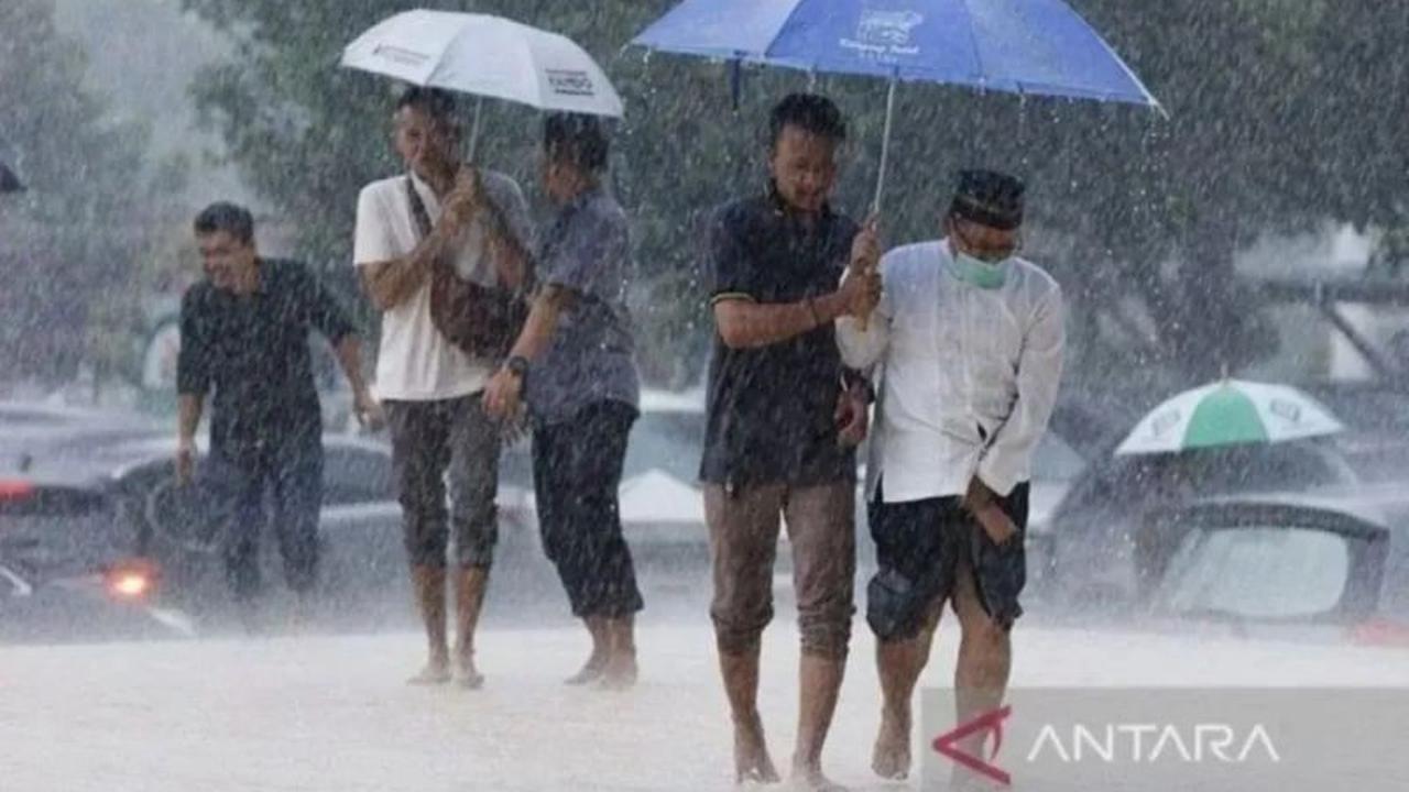 Prakiraan Cuaca BMKG: Mayoritas Wilayah Indonesia Diguyur Hujan pada Minggu, Waspada Potensi Cuaca Ekstrem