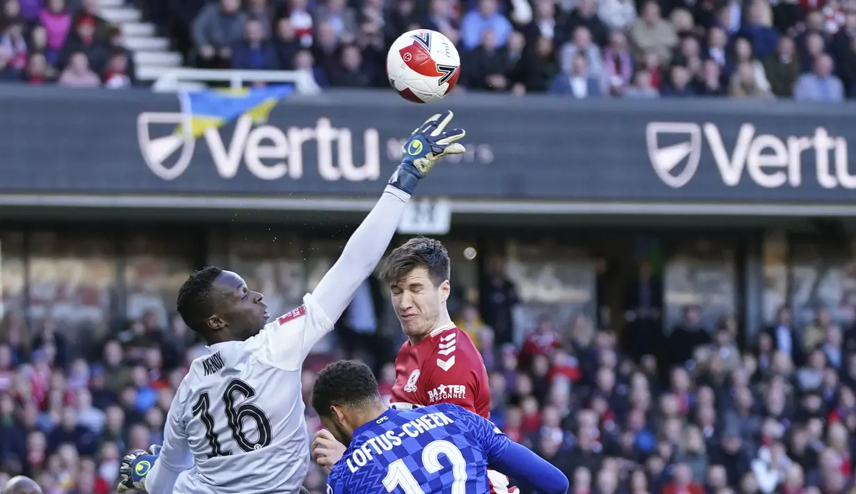Penjaga gawang Chelsea Edouard Mendy menyelamatkan bola saat bertanding melawan Middlesbrough pada pertandingan perempat final Piala FA di Stadion Riverside, Inggris, Minggu (20/3/2022). Dengan kemenangan ini, Chelsea melenggang ke semifinal Piala FA. (AP Photo/Jon Super)
