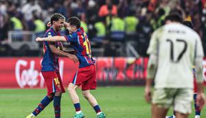 Trofi Super Spanyol akhirnya direngkuh Barcelona setelah pertarungan dramatis melawan Real Madrid. Tampak dalam foto, penyerang Barcelona bernomor, Lamine Yamal dan Marc Casado merayakan kemenangan usai memenangkan pertandingan final Piala Super Spanyol melawan Real Madrid di King Abdullah Sports City Stadium, Jeddah pada Minggu 11 Januari 2026 waktu setempat atau Senin 12 Januari 2026 dini hari WIB. (Fadel SENNA/AFP)