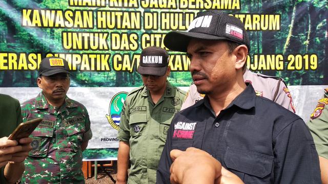Kasubdit PPH Wilayah Jawa dan Bali Kementerian Lingkungan Hidup dan Kehutanan (KLHK) Taqiudin, tengah memberikan penjelasan kepada wartawan saat pelaksaan operasi SImpatik di kawasan Kamojang, Senin (25/11/2019)