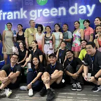 Frank Green rilis koleksi botol minum glow in the dark yang fungsional dan stylish.