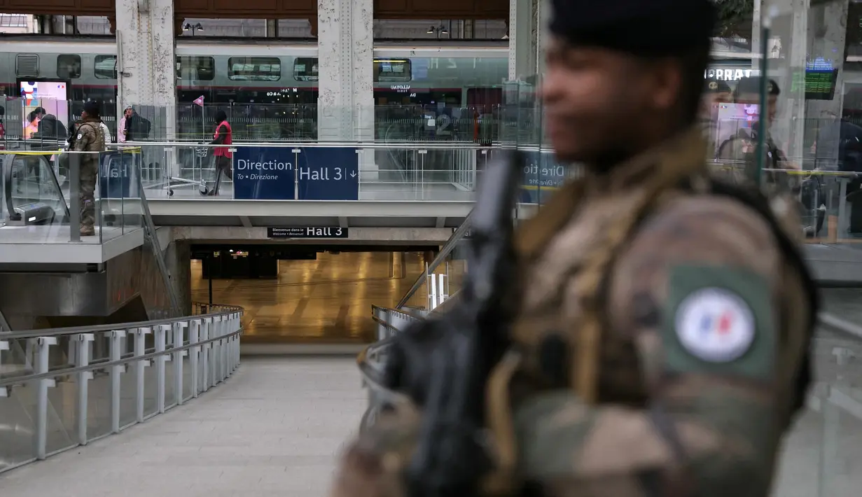 Seorang tentara Prancis dari operasi keamanan Sentinelle berjaga di aula setelah serangan pisau di stasiun kereta api Gare de Lyon di Paris, pada 3 Februari 2024. (Thomas SAMSON/AFP)
