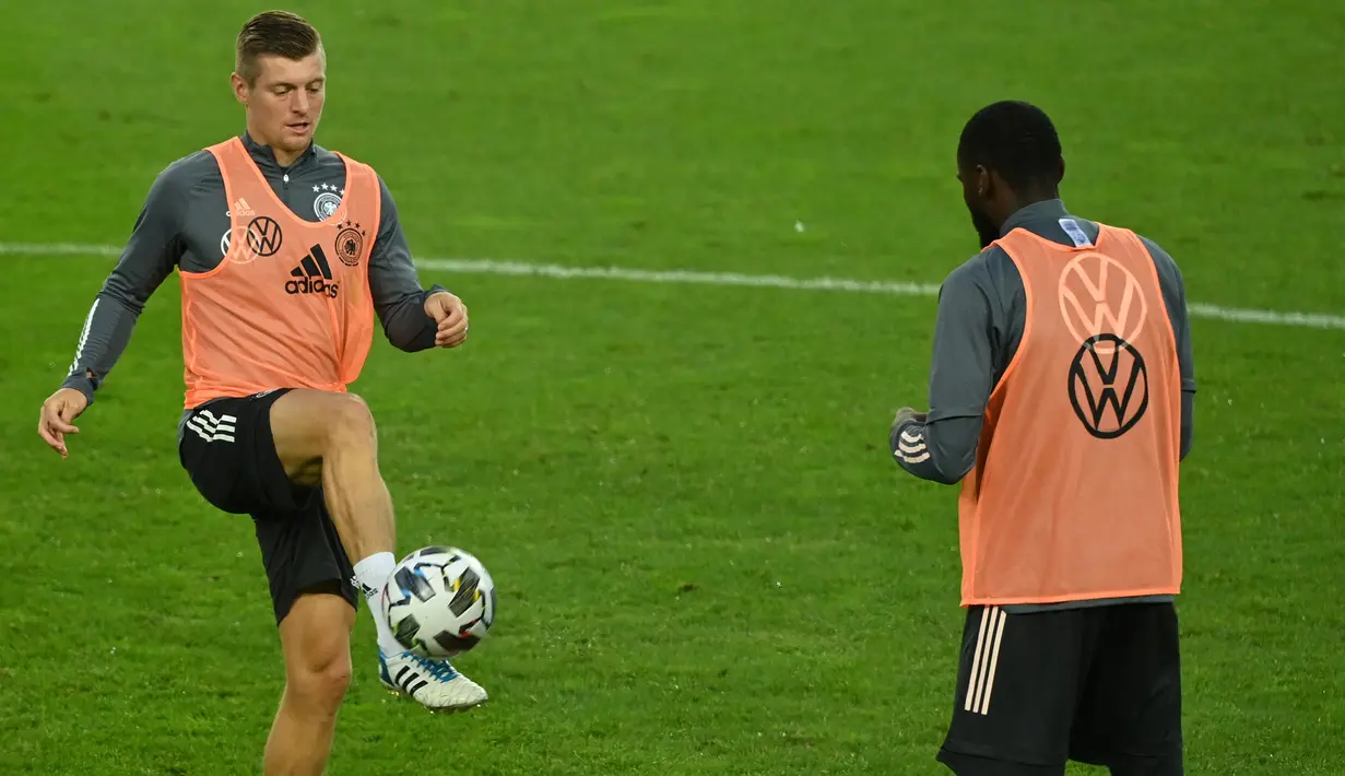 Pemain Jerman, Toni Kroos, saat mengikuti sesi latihan di RheinEnergie Stadion, Selasa (13/10/2020). Jerman akan menghadapi Swiss di UEFA Nations League. (AFP/ Ina Fassbender)