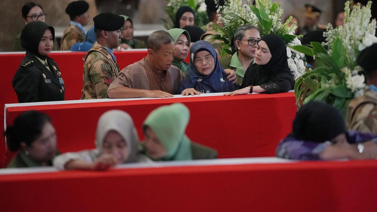 FOTO: Isak Haru Iringi Kepulangan Tiga Prajurit yang Gugur di Lebanon