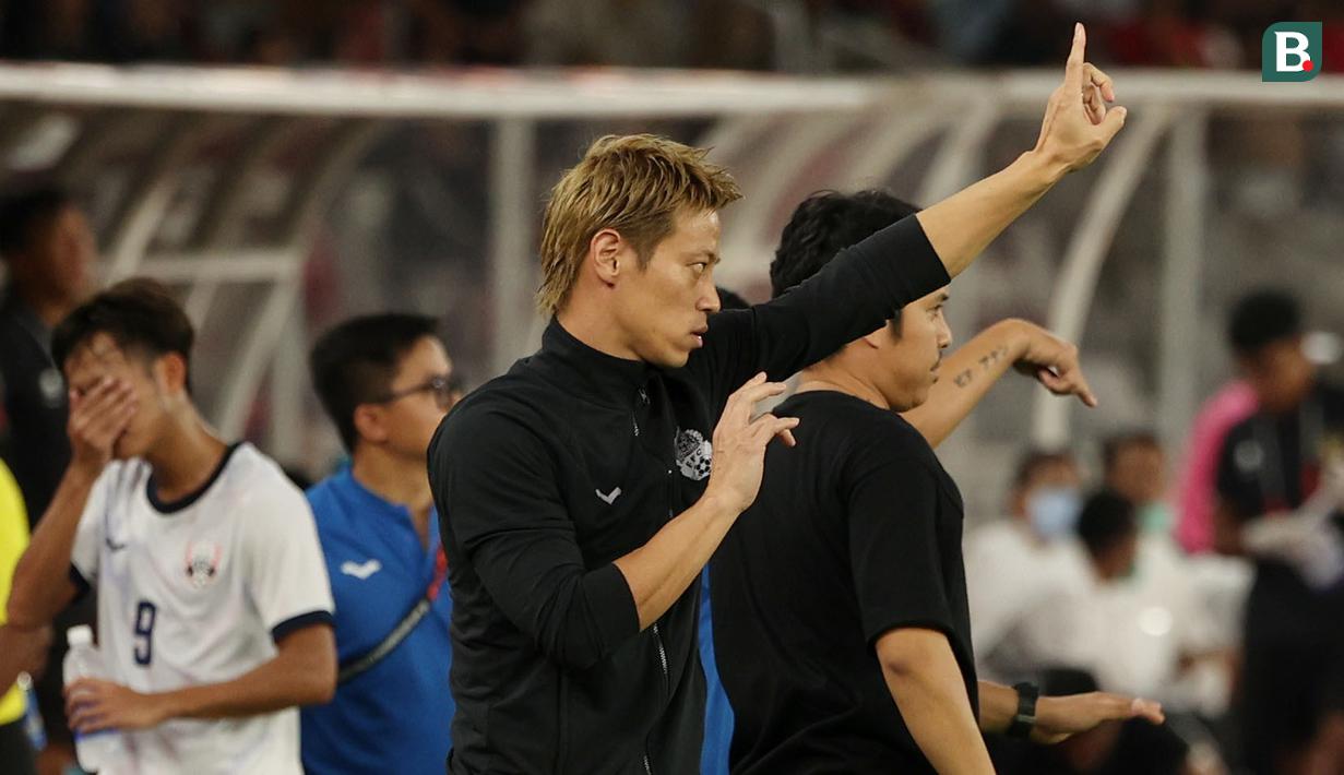 Pesepak bola yang kenyang pengalaman di Eropa termasuk bermain untuk raksasa Serie A, AC Mian ini tampak antusias mengawal skuadnya menghadapi Timnas Indoensia. Honda juga begitu ekspresif saat memberi arahan kepada anak asuhnya. (Bola.com/Abdul Aziz)