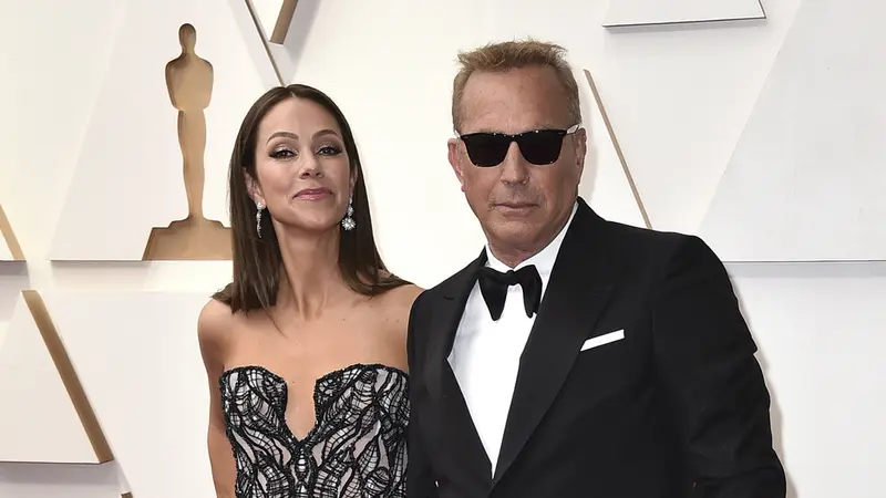 Kevin Costner dan Christine Baumgartner. (Jordan Strauss/Invision/AP, File)