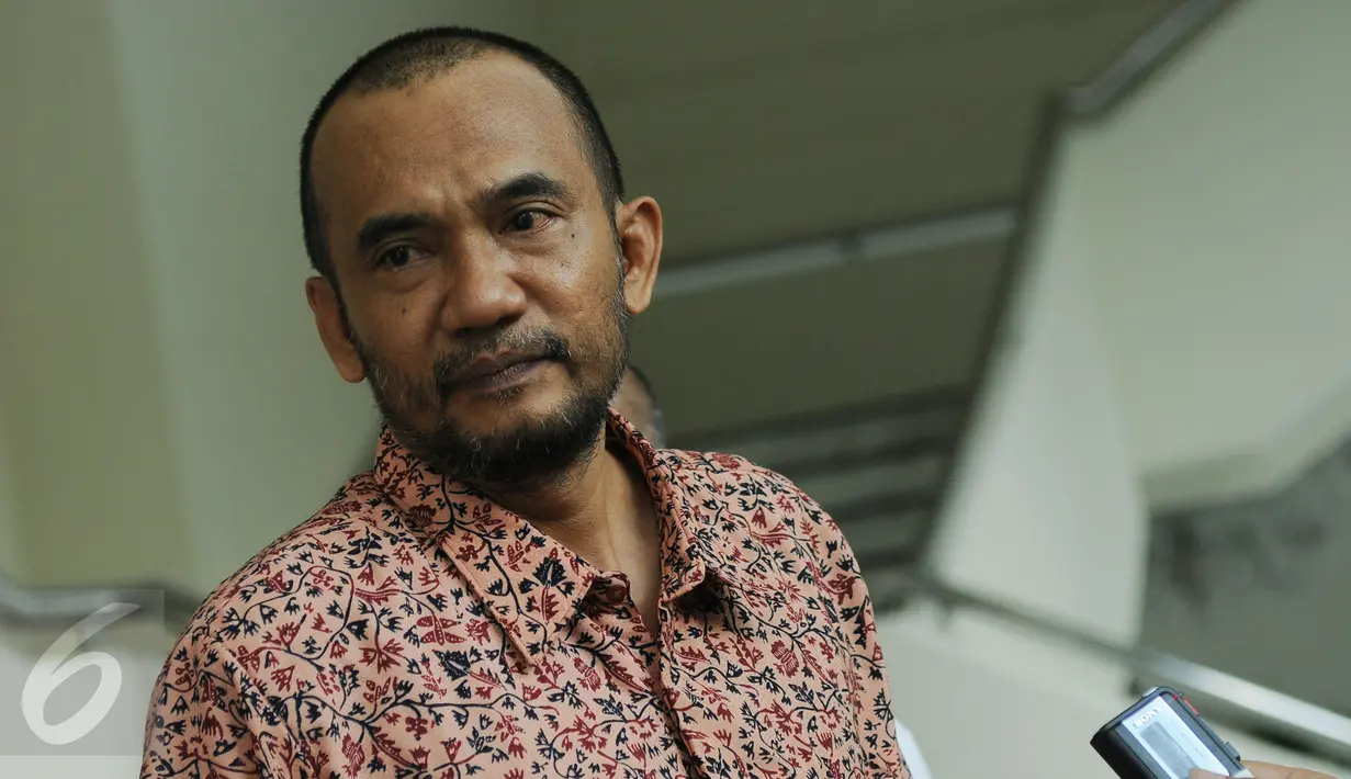 Presidium Mer-C, Sarbini Abdul Murad (tengah) memberikan keterangan usai menemui Wakil Presiden Jusuf Kalla di Kantor Wapres, Jakarta, Senin (13/6). Pertemuan membahas kemungkinan membangun Rumah Sakit Islam di Myanmar. (Liputan6.com/Helmi Fithriansyah)