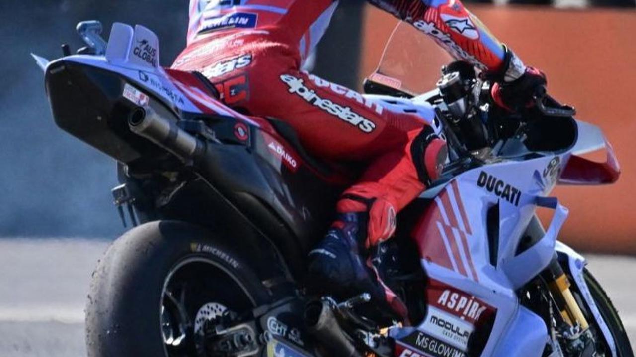 Lebih lanjut, Patterson menambahkan bahwa motor Marquez mengalami kerusakan parah sebelum api akhirnya berhasil dipadamkan. Foto: BAY ISMOYO / AFP