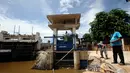 Pekerja menyelesaikan pembangunan pintu pompa air Manggarai yang memasuki tahap akhir, Jakarta, Senin (29/12/2014). (Liputan6.com/Faizal Fanani)