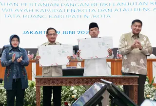 Menteri Dalam Negeri (Mendagri) Muhammad Tito Karnavian bersama Menteri Agraria dan Tata Ruang/Kepala Badan Pertanahan Nasional (ATR/BPN) Nusron Wahid menandatangani Surat Edaran Bersama (SEB) untuk mengintegrasikan Lahan Pertanian Pangan Berkelanjutan (LP2B) ke dalam rencana tata ruang daerah. (Istimewa)