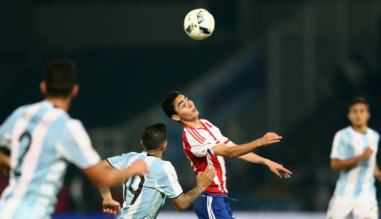 Pemain Paraguay, Miguel Almiron mengontrol bola dalam pertandingan tandangnya melawan Argentina di stadion Mario Kempes, Cordoba, Argentina (11/10). Paraguay sebagai tim tamu menang 0-1 atas Argentina. (REUTERS/Marcos Brindicci)