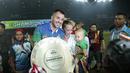 Pelatih Bhayangkara FC, Simon McMenemy merayakan keberhasilan meraih gelar juara Liga 1 2017 di Stadion Patriot Bekasi, Sabtu (12/11/2017). Bhayangkara kalah 1-2 lawan Persija. (Bola.com/Nicklas Hanoatubun)