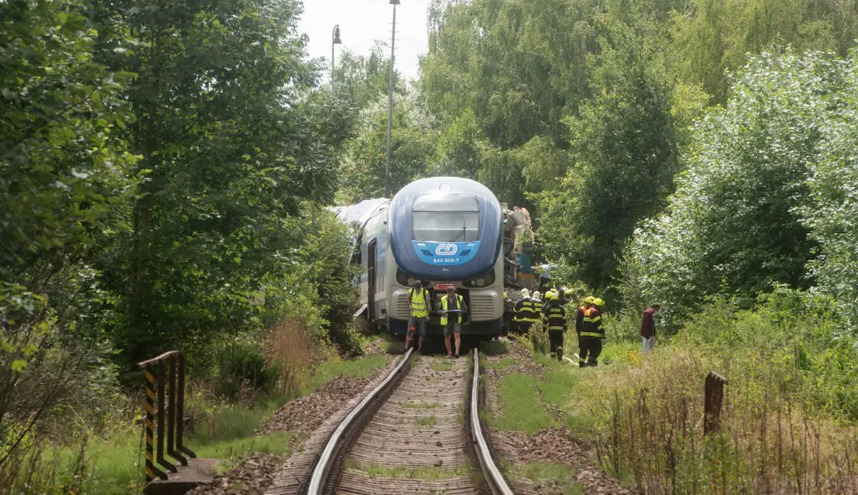 Tim penyelamat bekerja saat dua kereta api yang bertabrakan dekat Desa Milavce antara Stasiun Domazlice dan Blizejovn di Republik Ceko, 4 Agustus 2021. Tiga orang tewas dan puluhan lainnya luka-luka ketika kereta Munich ke Praha nomor Ex 351 bertabrakan dengan layanan regional. (Michal CIZEK/AFP)