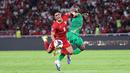 Pemain Timnas Indonesia, Ramadhan Sananta berebut bola dengan pemain St Kitts and Nevis, Mervin Lewis dalam laga semifinal FIFA Series 2026 di Stadion Utama Gelora Bung Karno (SUGBK), Senayan, Jakarta, Jumat (27/03/2026). (Bola.com/M Iqbal Ichsan)