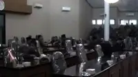 Hari rabu kemarin semestinya anggota DPRD Serang menghadiri rapat paripurna untuk pembukaan masa sidang kedua, namun banyak kursi yang kosong meski sidang ditunda selama dua jam jumlah anggota DPRD yang hadir tidak berubah.