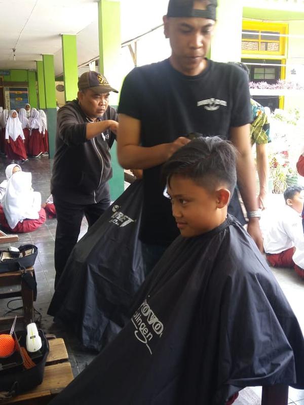 Para siswa SDN 1 Bayongbong, Garut nampak asik saat pelaksanaan cukur rambut gratis saat Hari Anak Sedunia (Liputan6.com/Jayadi Supriadin)