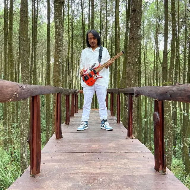 Tampil Beda, Ini 6 Potret Dewa Budjana Bawa Gitar di Berbagai Tempat Estetik