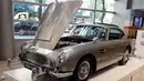 Mobil Aston Martin DB5 dalam film James Bond 1965 ditampilkan di rumah lelang Sotheby, New York, Senin (29/7/2019). Selama puluhan tahun tersebut, mobil tersebut juga sudah pindah tangan ke tiga pemilik yang berbeda. (AP/Richard Drew)