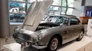 Mobil Aston Martin DB5 dalam film James Bond 1965 ditampilkan di rumah lelang Sotheby, New York, Senin (29/7/2019). Selama puluhan tahun tersebut, mobil tersebut juga sudah pindah tangan ke tiga pemilik yang berbeda. (AP/Richard Drew)