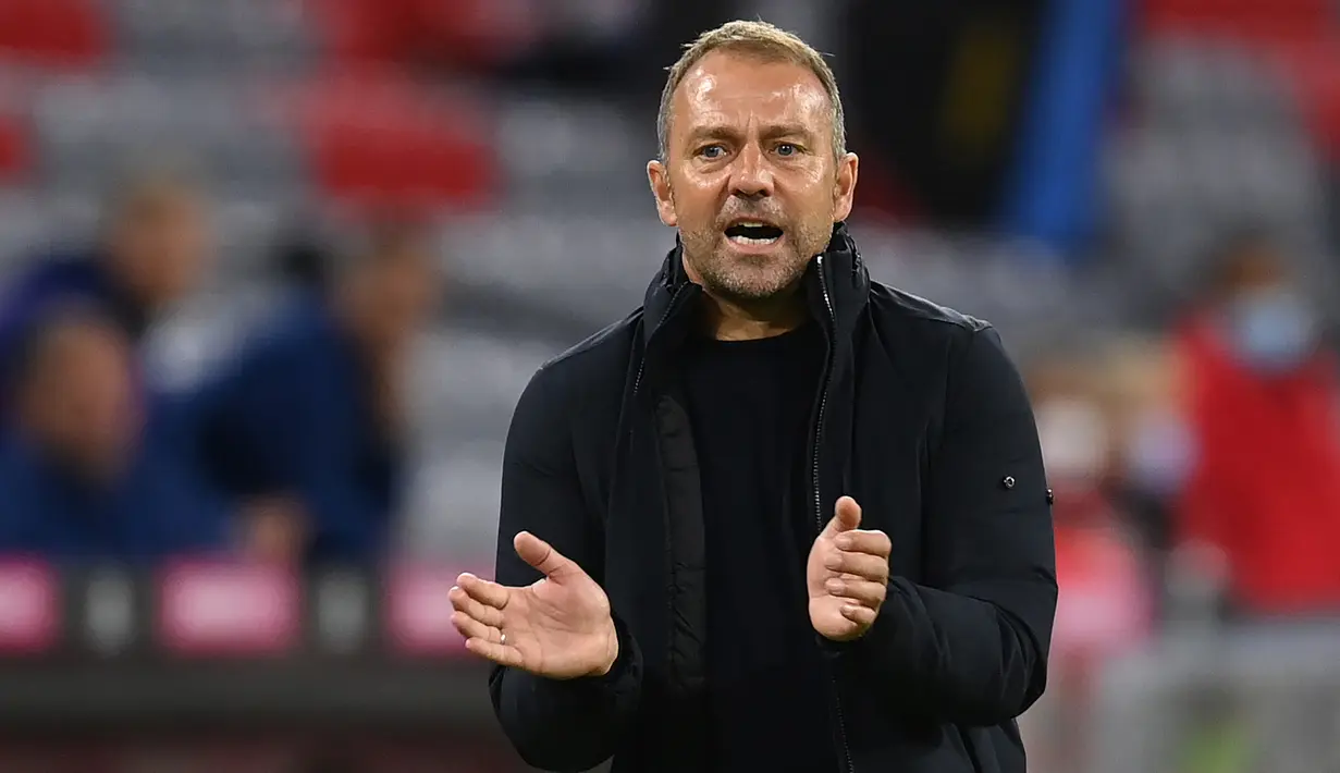 Pelatih Bayern Munchen, Hans-Dieter Flick, memberikan arahan kepada pemainnya saat menghadapi Schalke pada laga Liga Jerman di Allianz Arena, Sabtu (19/9/2020) dini hari WIB. Bayern Munchen menang 8-0 atas Schalke. (AFP/Christof Stache)