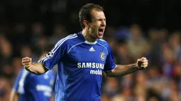 Selebrasi gelandang Chelsea, Arjen Robben setelah mencetak gol ke gawang FC Porto pada laga leg kedua babak 16 besar Liga Champions 2006/2007 di Stamford Bridge, London (6/3/2007). Arjen Robben dijual Chelsea ke Real Madrid pada awal musim 2007/2008 senilai 35 juta euro atau kini setara Rp575 miliar setelah membela Chelsea sejak awal musim 2004/2005 usai didatangkan dari PSV Eindhoven. (AFP/Chris Young)