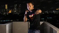 Petinju Indonesia, Daud Yordan, melakukan foto sesi saat mengunjungi kantor Redaksi Bola.com, Jakarta, Jumat (18/6/2016). (Bola.com/Vitalis Yogi Trisna)