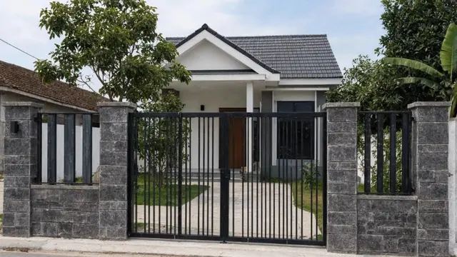 Model Gerbang Rumah Kecil di Kampung dengan Pilar Batu Alam (AI Generated)