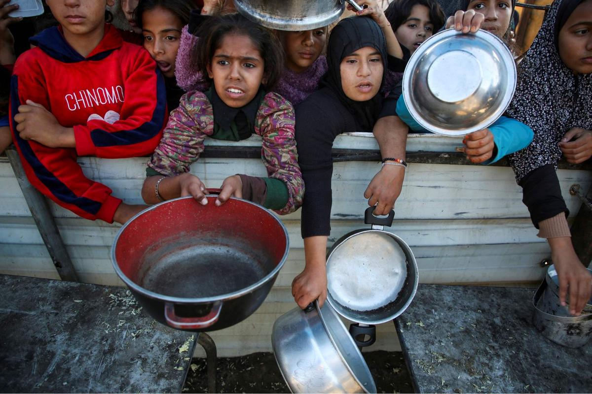 Anak-anak kelaparan Jalur Gaza mengantre makanan
