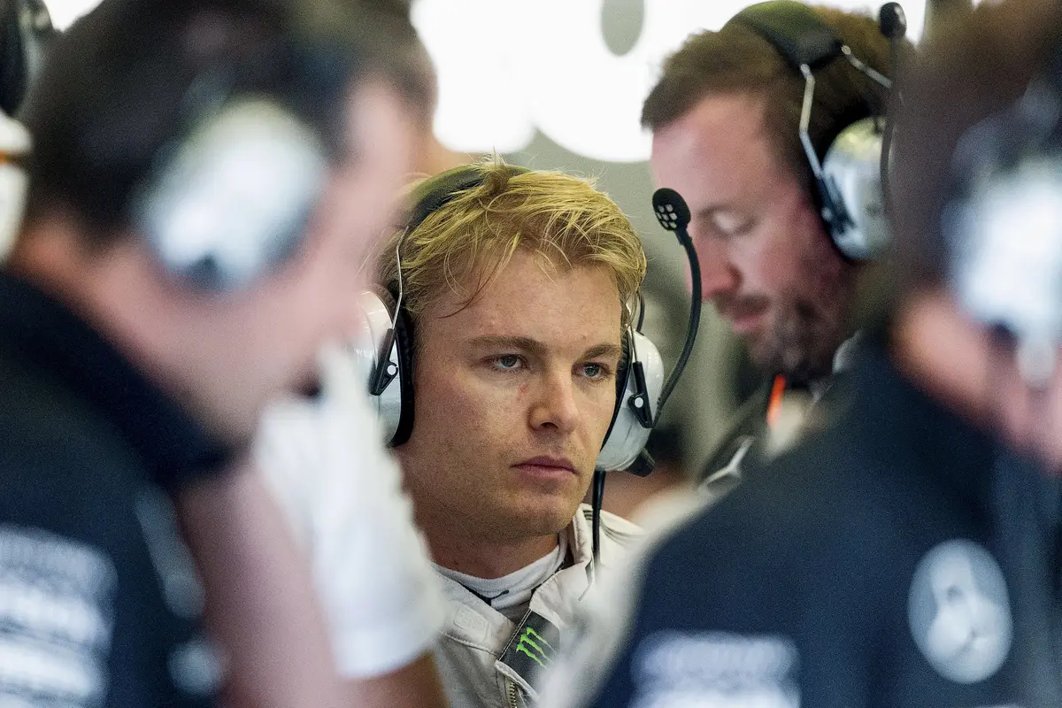Ban Mobil Pecah di FP2, Nico Rosberg Syok