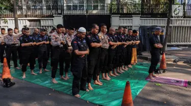 Pasukan Brimob menunaikan ibadah salat Ashar berjamaah disela pengamanan di kawasan Bundaran HI, Jakarta, Rabu (29/5/2019). Di tengah tugas mengamankan situasi, para anggota Brimob tak lupa untuk tetap menjalankan kewajibannya sebagai umat beragama. (Liputan6.com/Faizal Fanani)