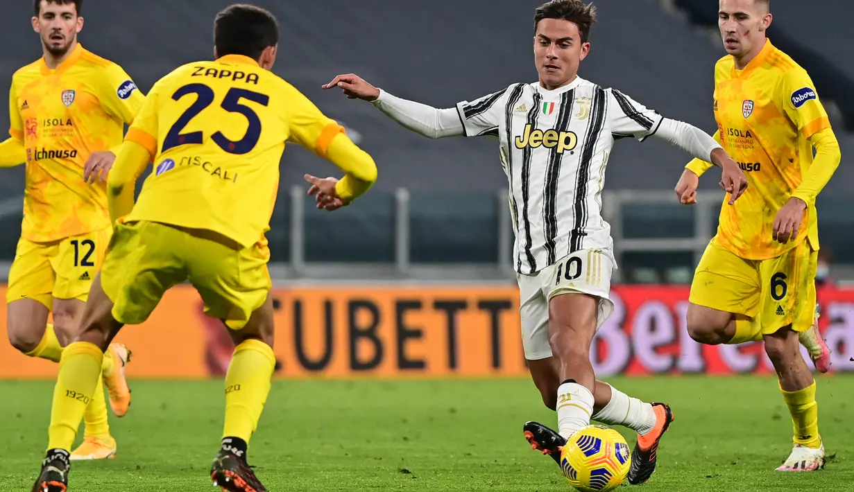 Penyerang Juventus, Paulo Dybala (kanan) berusaha melewati bek Cagliari, Gabriele Zappa selama pertandingan lanjutan Liga Serie A Italia di stadion Juventus di Turin (21/11/2020). Juventus menang atas Cagliari 2-0. (AFP/Miguel Medina)