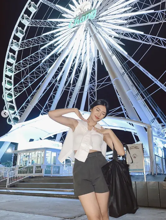 Hadirkan kesan spesial dengan cutting unik pada basic shirt putih yang dikebakannya. [Foto: Instagram/ Anissa Aziza]