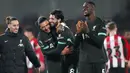 Pemain Liverpool, Darwin Nunez bersama Dominik Szoboszlai merayakan kemenangan timnya atas Brentford dalam laga lanjutan Liga Inggris 2024/2025 melawan Brentford di Gtech Community Stadium, London, Inggris, Minggu (19/01/2025) WIB. (AP Photo/Kirsty Wigglesworth)