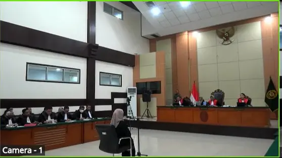 Dokter Tifa Sibuk Mencatat Saat Jaksa Baca Dakwaan