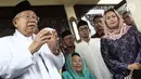 Cawapres nomor urut 01 Ma'ruf Amin memberi keterangan usai bertemu istri Gus Dur, Sinta Nuriyah di Ciganjur, Jakarta, Rabu (26/9). Ma'ruf Amin juga meminta restu kepada keluarga Gus Dur berkaitan perhelatan Pilpres 2019. (Liputan6.com/Herman Zakharia)