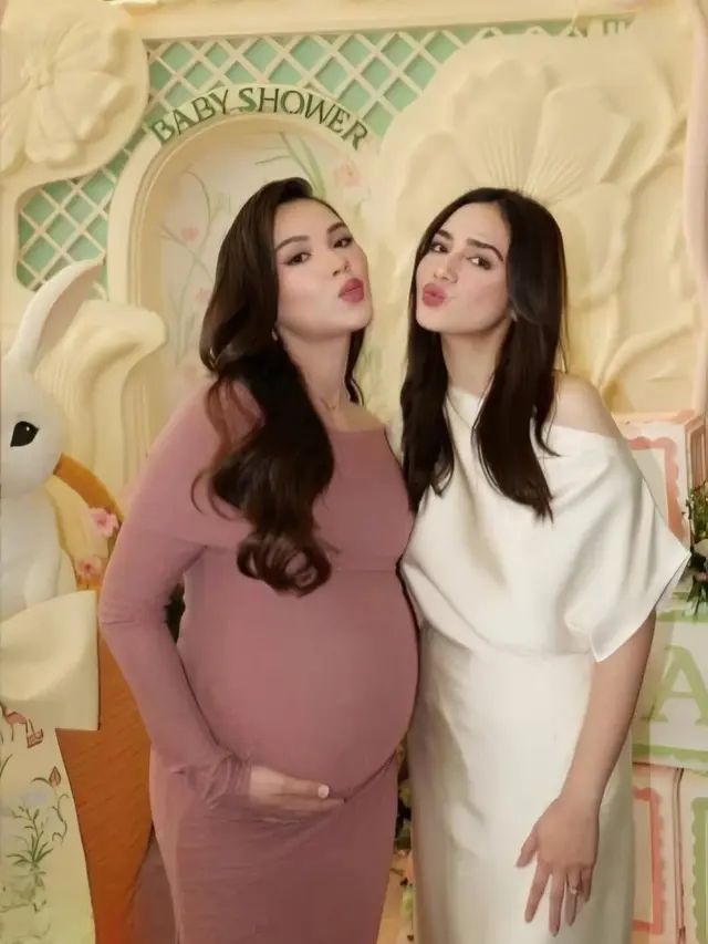 Sebentar Lagi Jadi Ibu, Alyssa Daguise Tampil Glowing Pamer Baby Bump dalam Balutan Slim Dress Pink