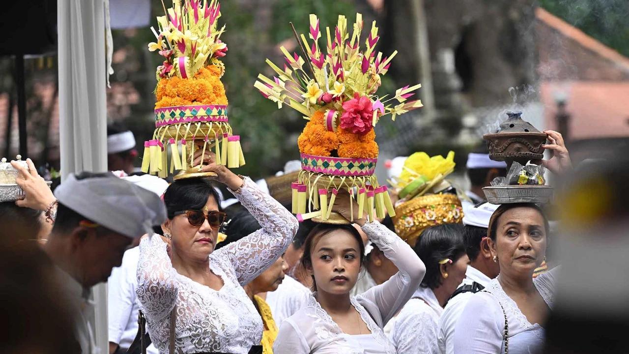 FOTO: Suasana Khidmat Hari Kuningan di Pulau Serangan Bali