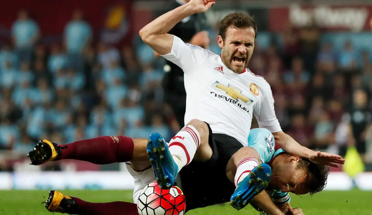 Pemain MU, Juan Mata, dilanggar pemain West Ham, Mark Noble, dalam laga Premier League di Boleyn Ground, Rabu (11/5/2016) dini hari WIB. (Action Images via Reuters/John Sibley)