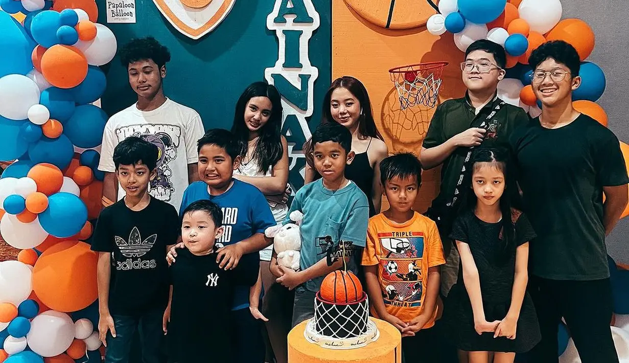 Di ulang tahun sang adik yang ke delapan, gaya Mikhayla yang terlihat modis menuai perhatian [@ramadhaniabakrie]